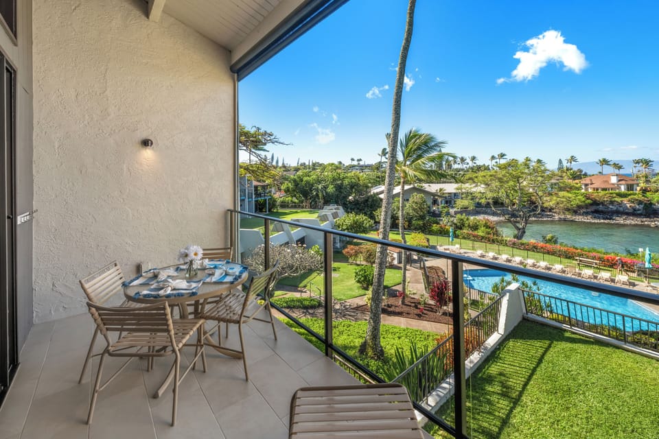 Large lanai with dining and lounge chair.