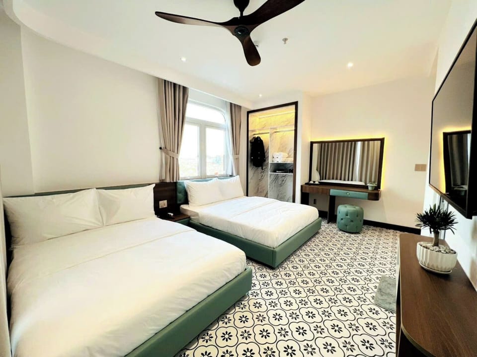 Family Quadruple Room | Bathroom | Shower, free toiletries, hair dryer, slippers