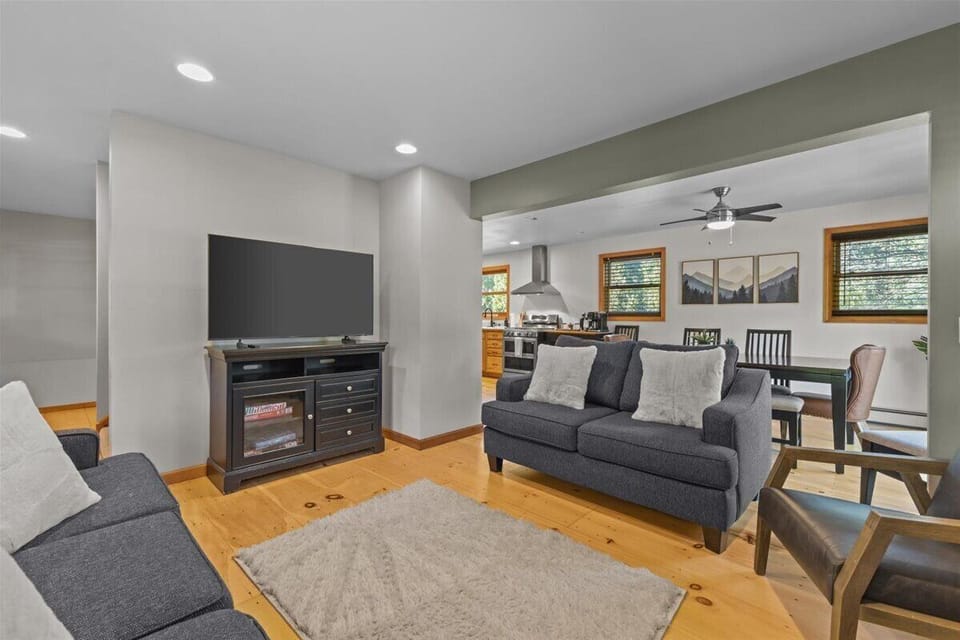 Stowe 3BR Retreat Near the Slopes & Town (6288)