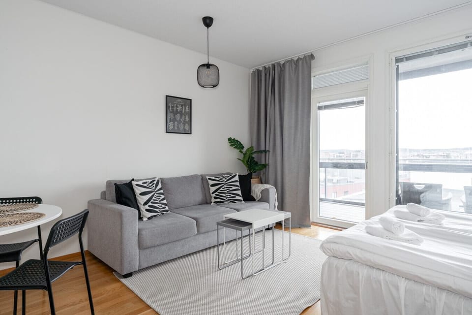 This studio apartment is located right next to Lake Pyhäjärvi and Tampere downtown