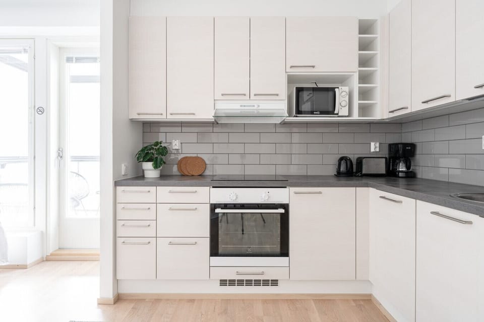 Apartment kitchen. There is a dishwasher, toaster, coffee maker, kettle etc. included.