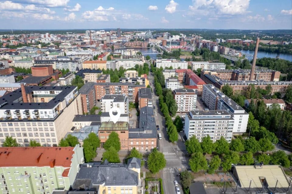 This prime location combines the beauty of nearby nature reserves with the convenience of having grocery stores and restaurants just blocks away. It serves as an ideal base for exploring everything Tampere has to offer while enjoying a quiet, neighborhood