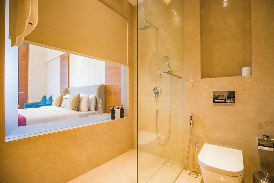 Premium Room, 1 King Bed, Balcony | Bathroom