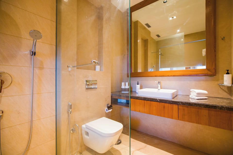 Premium Room, 1 King Bed, Balcony | Bathroom