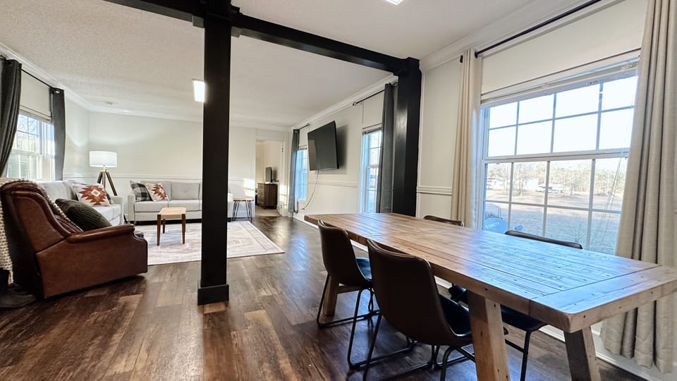 Bright and open entertaining space—perfect for making memories! 