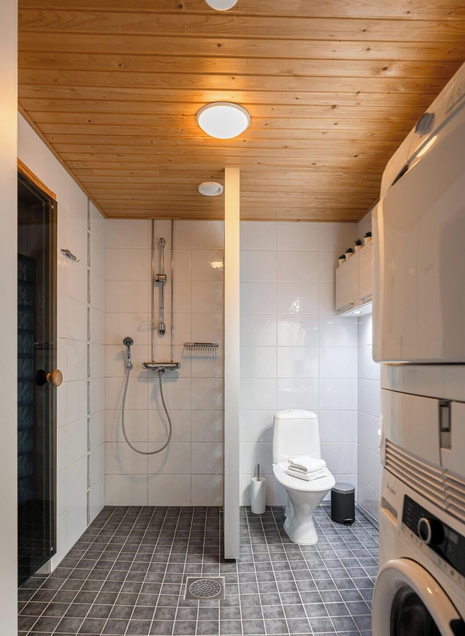 The bathroom is clean and modern, equipped with fresh towels and essential toiletries for your convenience.