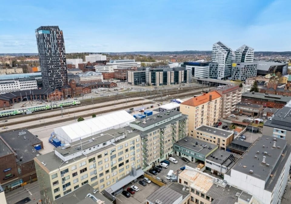 Ideal for event-goers, this home offers a prime location with a direct view and quick access to the Nokia Arena and railway station.