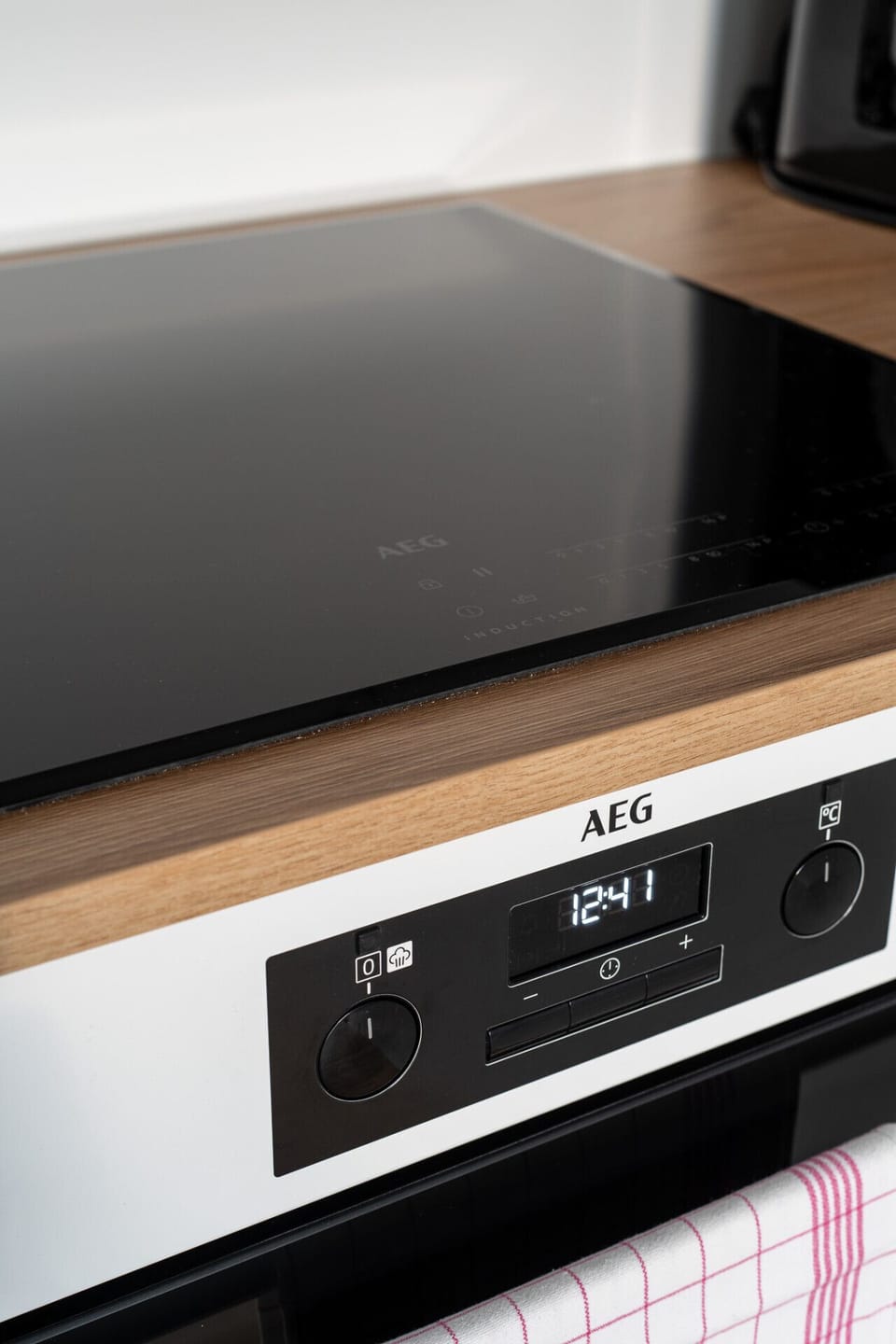 Cook with ease using professional-grade AEG appliances, including an integrated oven and touch-control stovetop. We’ve ensured everything is intuitive so you can focus on enjoying your meals.