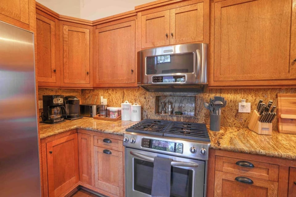 Signature Cabin, 2 Bedrooms, Mountain View, Mountainside | Private kitchen | Coffee/tea maker, toaster, dining table