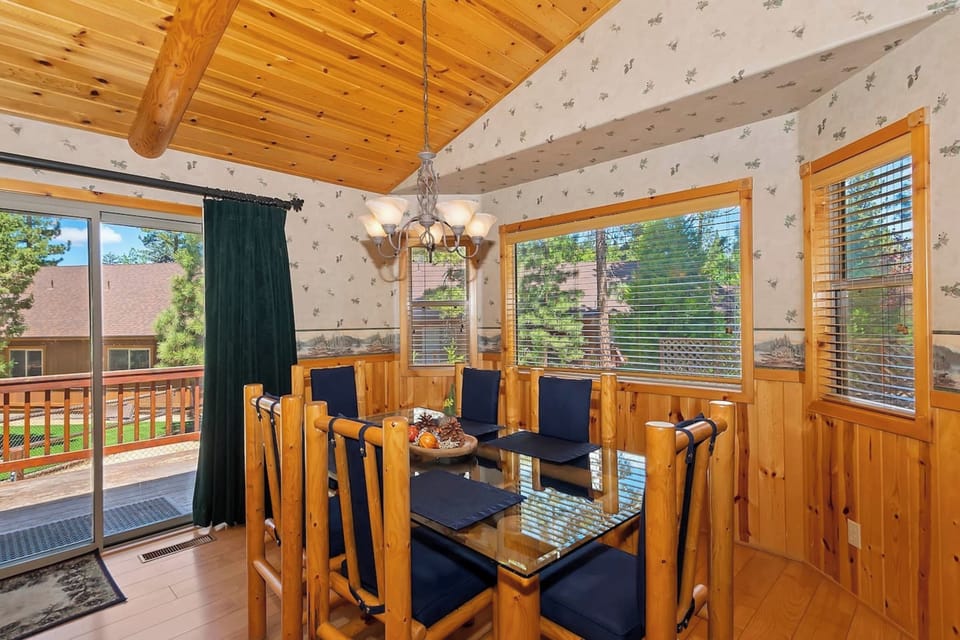 Signature Cabin, 3 Bedrooms, Fireplace, Mountain View | In-room dining
