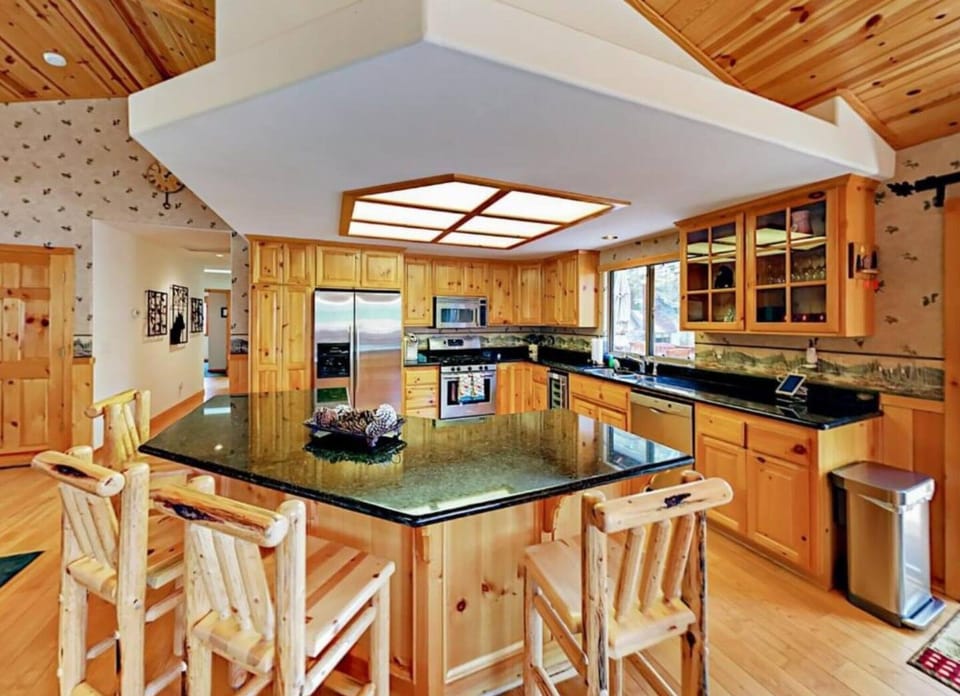 Signature Cabin, 3 Bedrooms, Fireplace, Mountain View | In-room dining