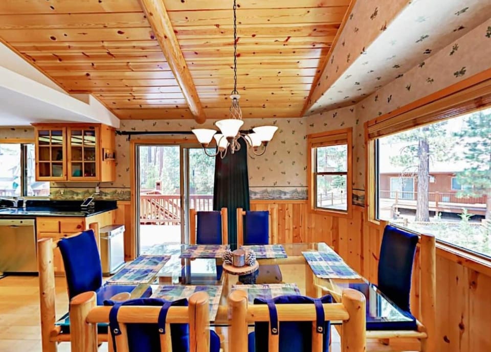 Signature Cabin, 3 Bedrooms, Fireplace, Mountain View | In-room dining