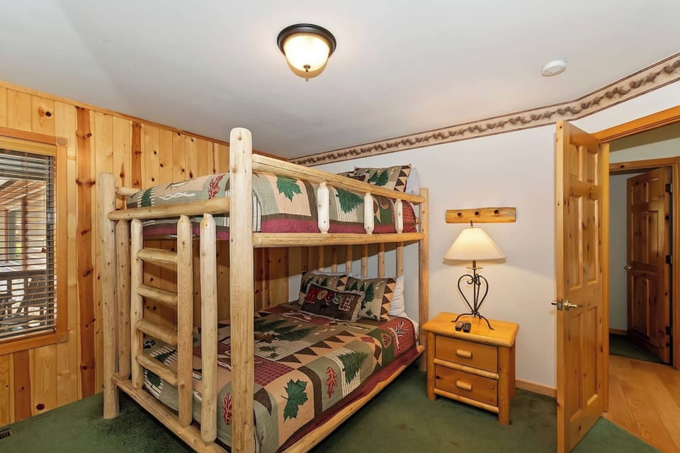 Signature Cabin, 3 Bedrooms, Fireplace, Mountain View | Desk, laptop workspace, WiFi (free), individually decorated