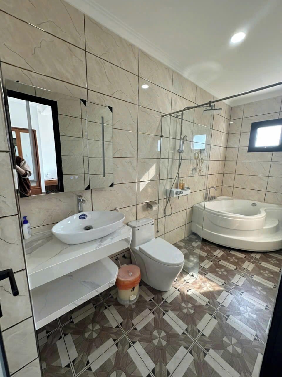 Shower, free toiletries, hair dryer, towels