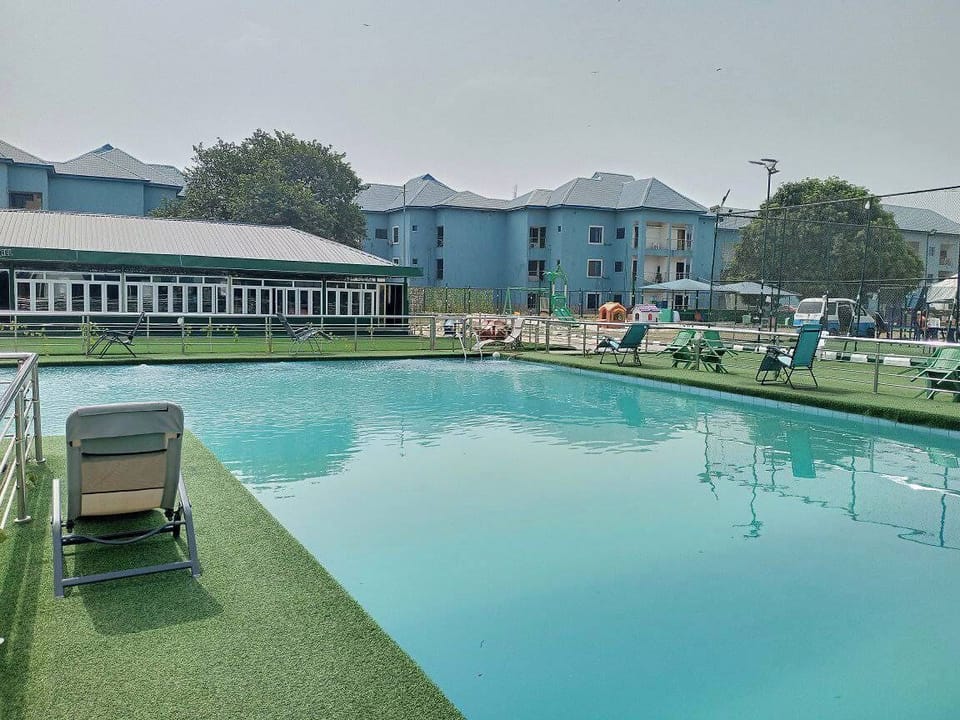 Swim-up bar