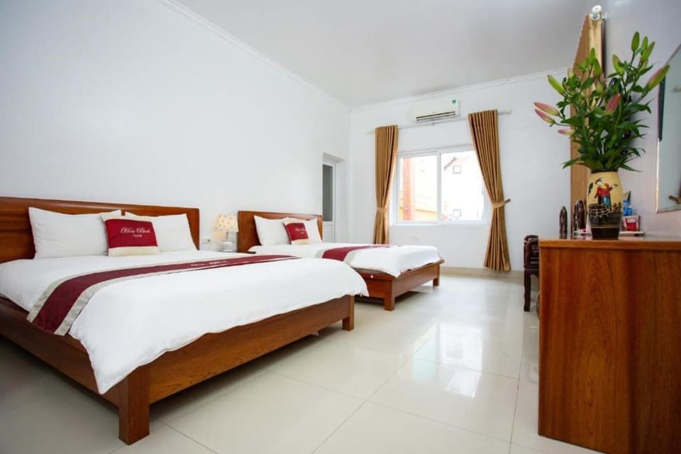 Deluxe Quadruple Room | Desk, blackout drapes, free WiFi, bed sheets