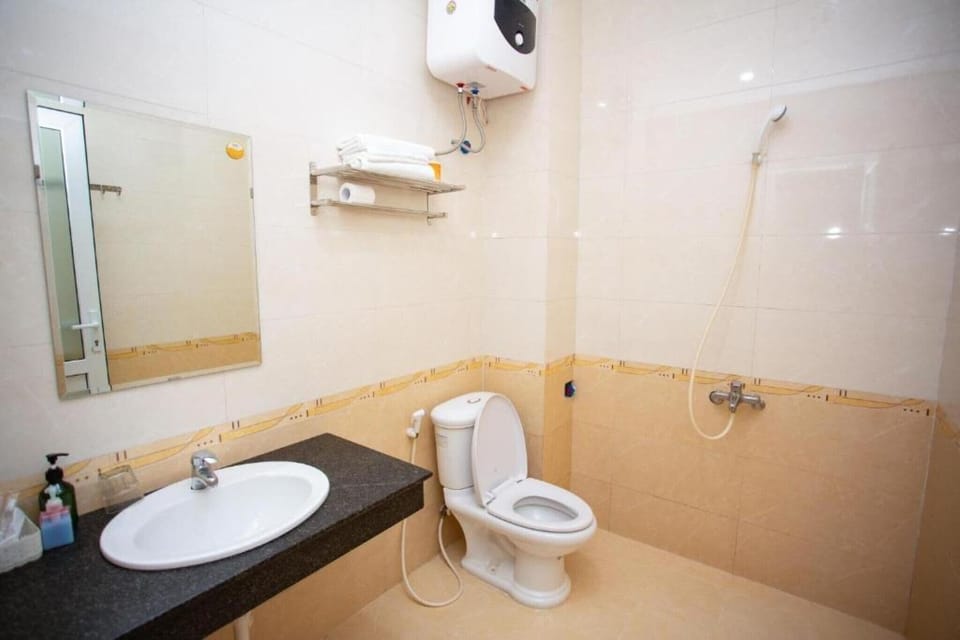Shower, free toiletries, slippers, bidet