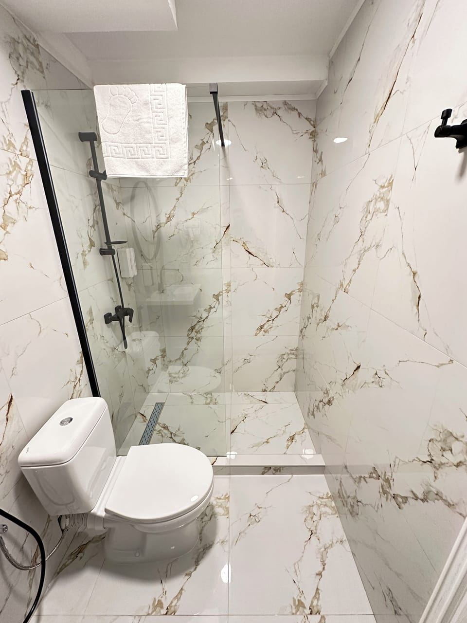 Basic Twin Room | Bathroom | Combined shower/tub, hair dryer, bathrobes, slippers
