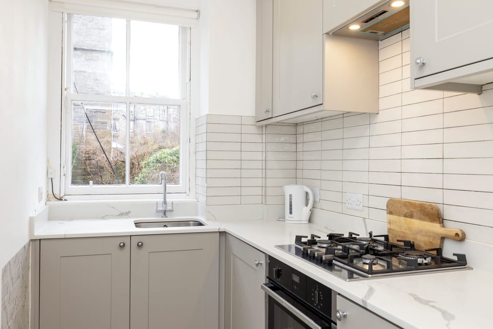 Apartment, City View | Private kitchen | Electric kettle