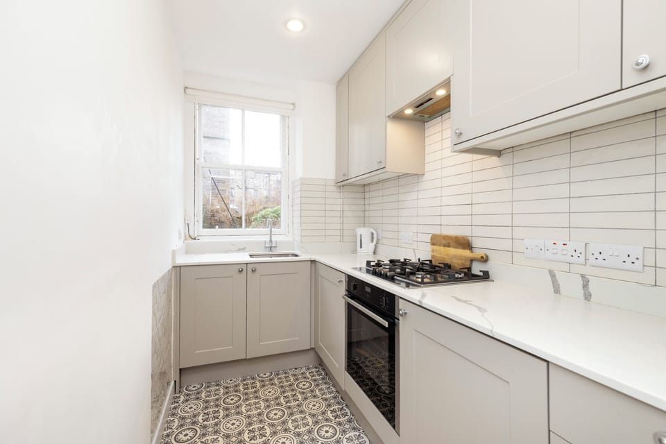 Apartment, City View | Private kitchen | Electric kettle