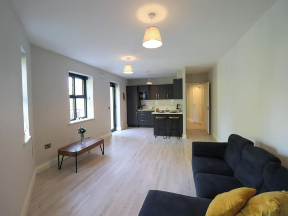 Apartment, 3 Bedrooms, Smoking, Patio | Living room