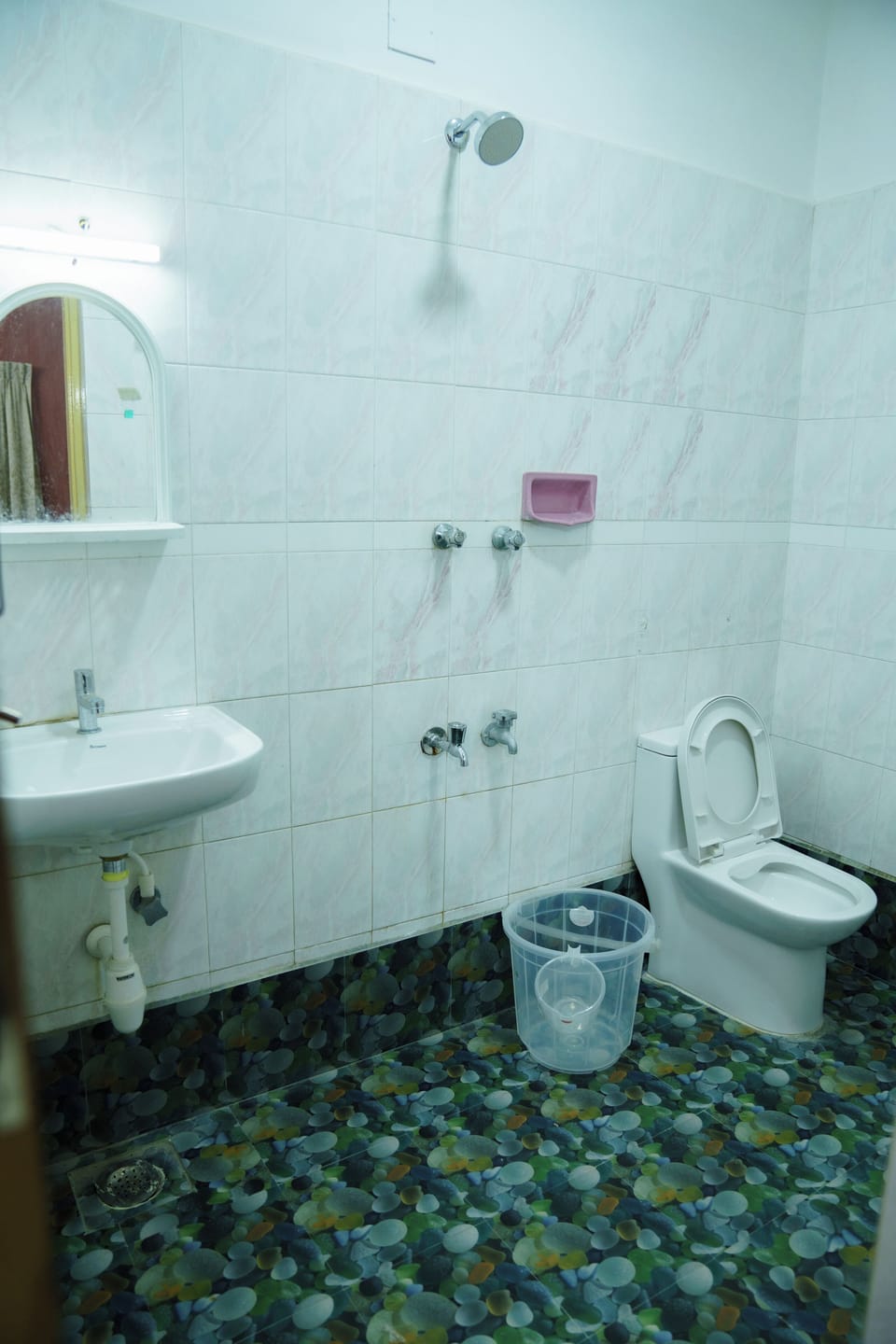 Deluxe Double Room | Bathroom | Shower, free toiletries, towels, soap