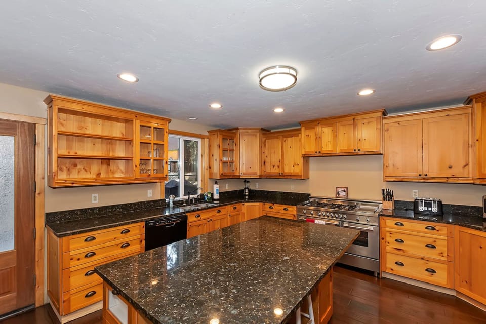 Superior Cabin, Multiple Bedrooms, Hot Tub, Mountain View | Private kitchen | Fridge, microwave, oven, stovetop