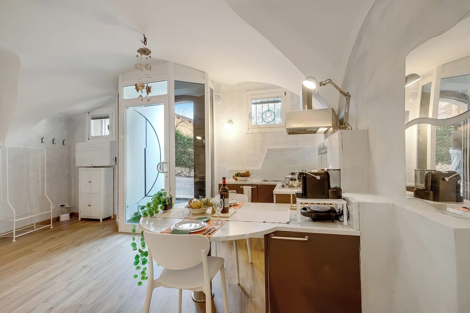 Standard Studio (Lory-Cosy Gardone Old Town&Vittoriale) | Private kitchen | Fridge, oven, stovetop, coffee/tea maker