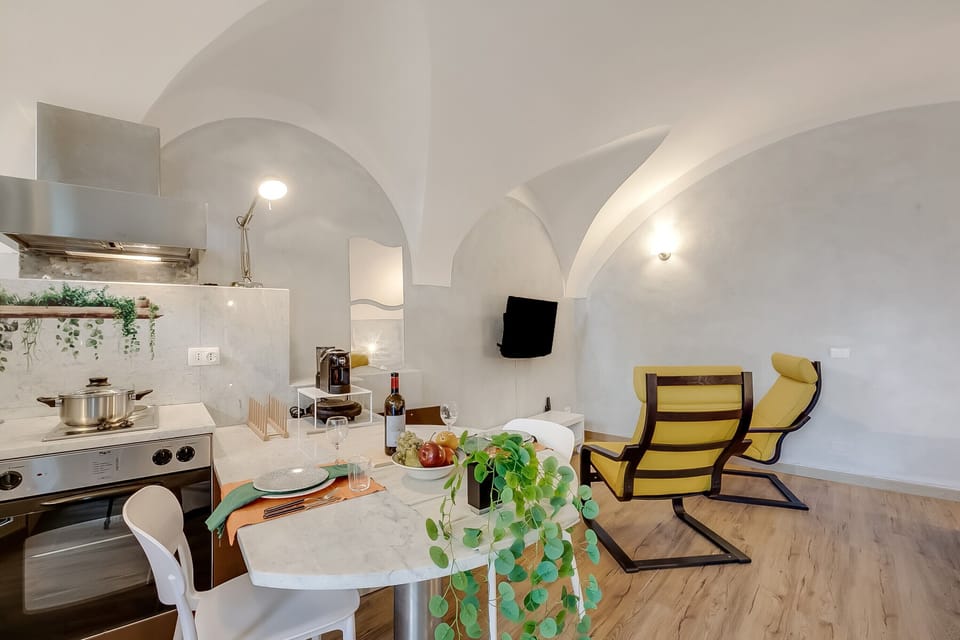 Standard Studio (Lory-Cosy Gardone Old Town&Vittoriale) | Dining