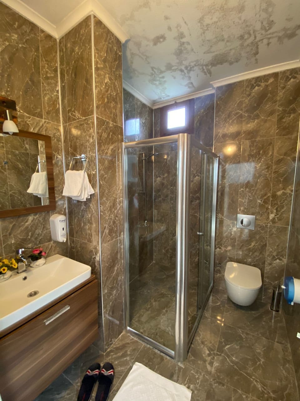 Premium Quadruple Room | Bathroom | Shower, free toiletries, hair dryer, slippers