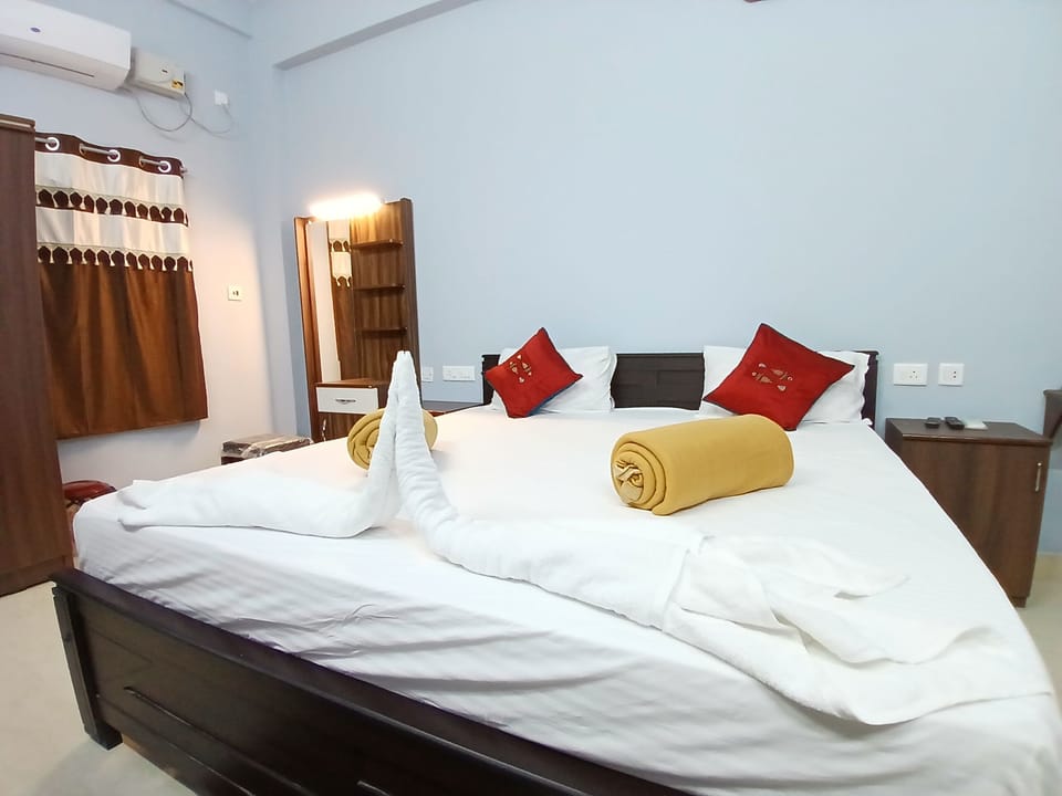 Deluxe Room, City View | Desk, free WiFi