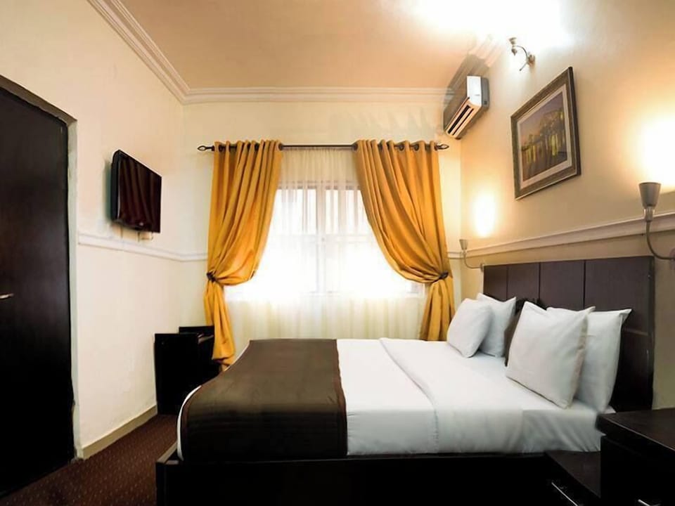 Family Room, Balcony, City View | Desk, laptop workspace, soundproofing, free WiFi