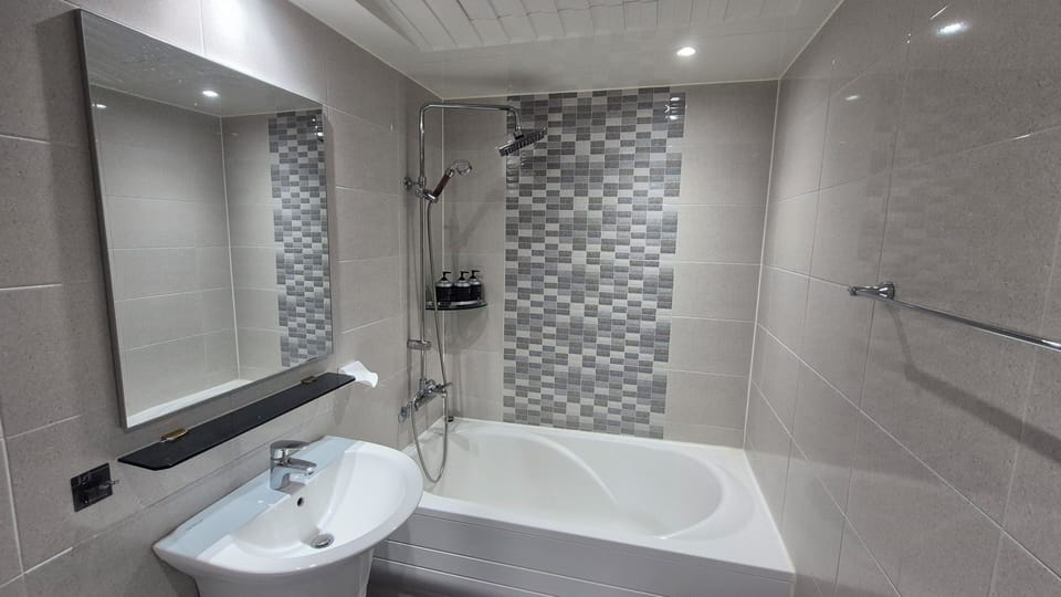 Business Room, Non Smoking | Bathroom | Hair dryer, bathrobes, slippers, heated floors