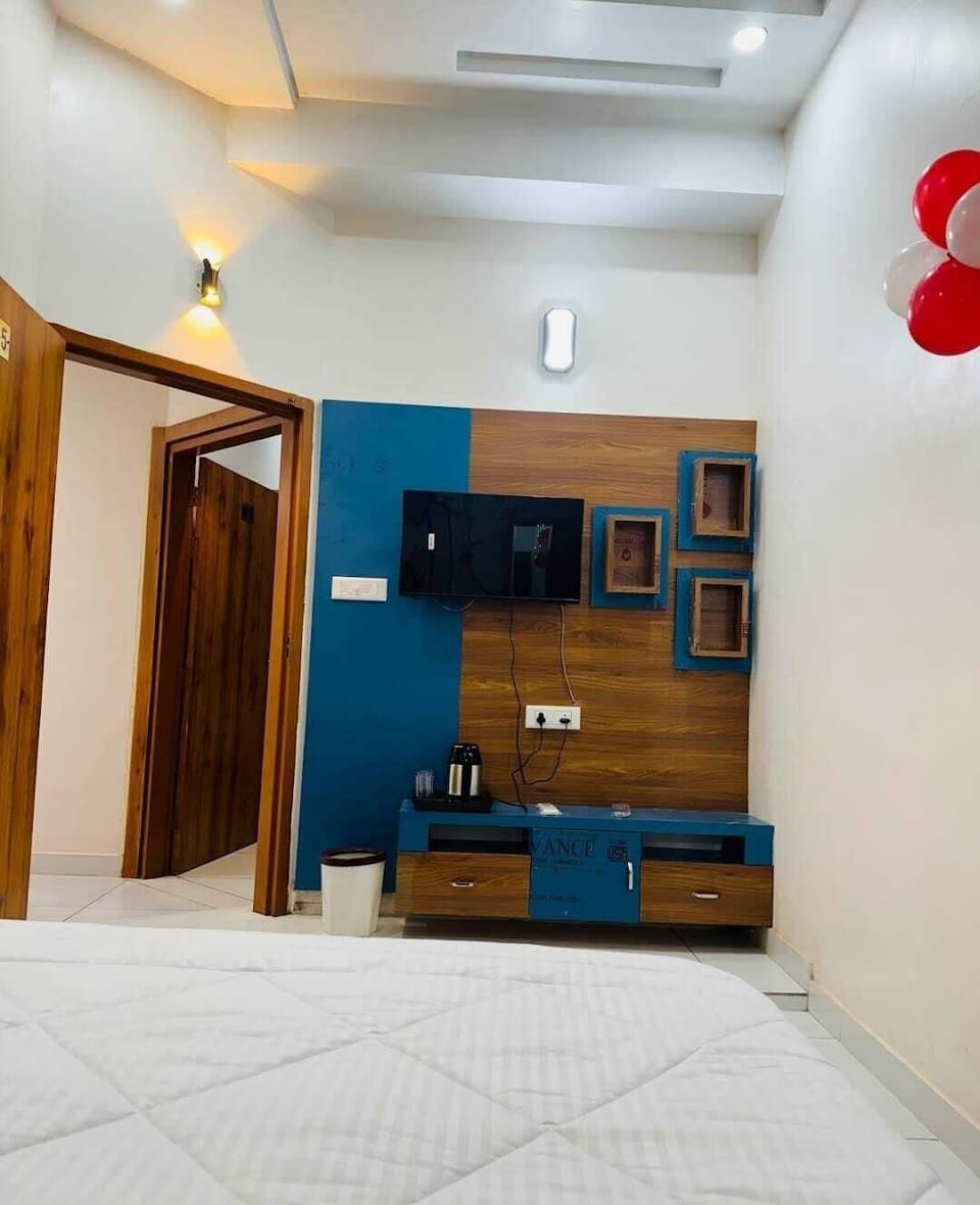 Basic Room | Desk, laptop workspace, free WiFi
