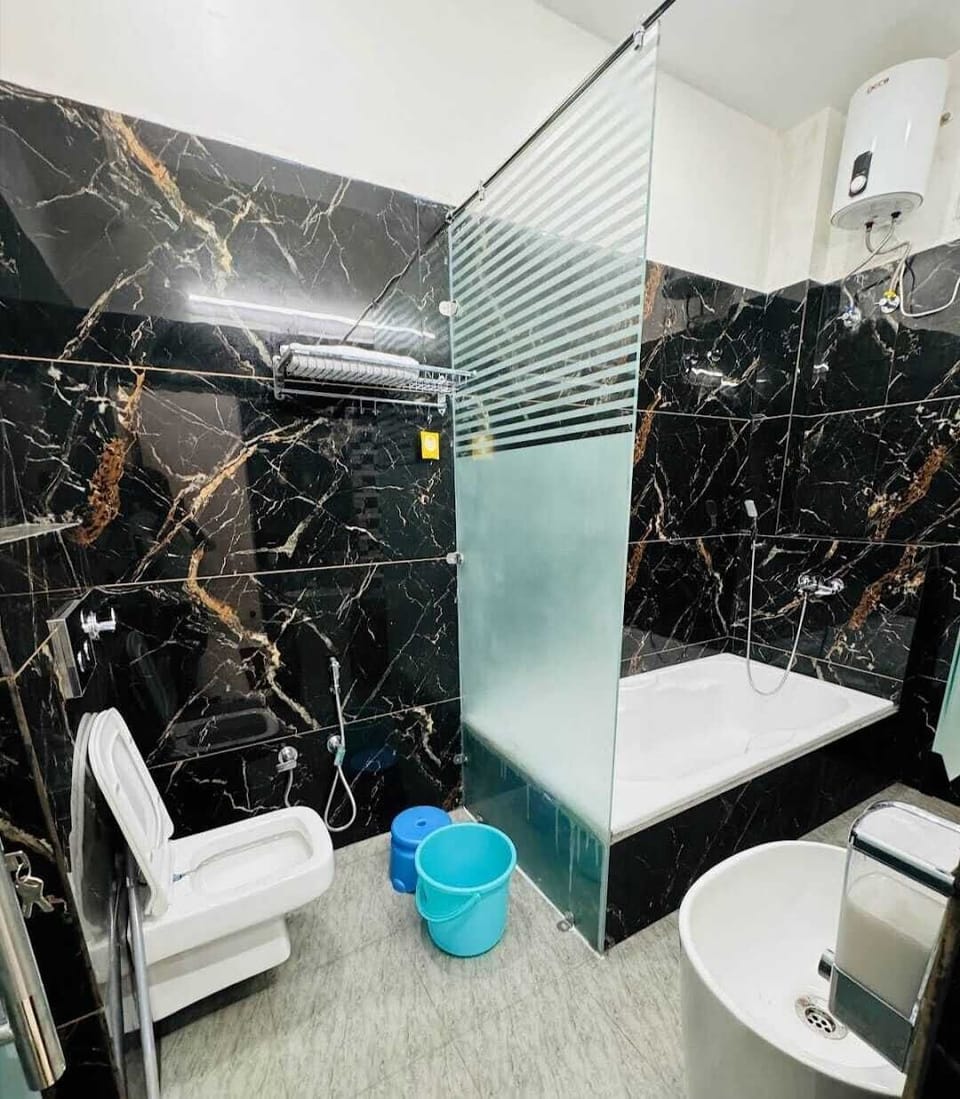 Basic Room | Bathroom | Free toiletries, hair dryer, towels, soap