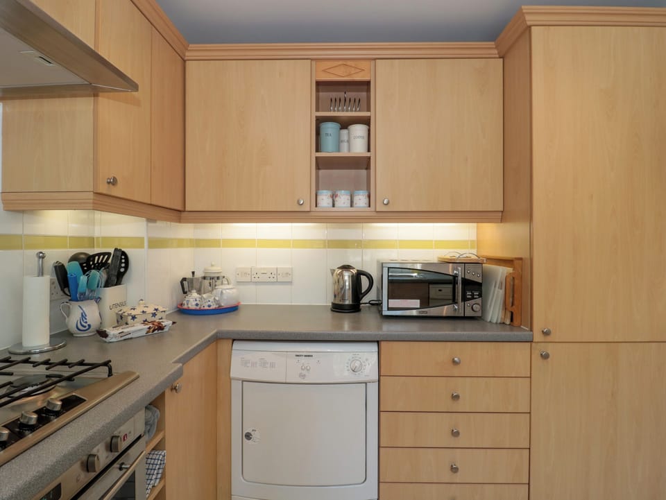 Cottage | Private kitchen | Fridge, dishwasher, cookware/dishes/utensils