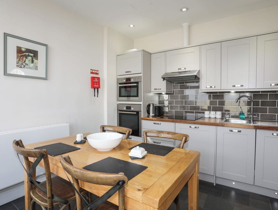 Fridge, cookware/dishes/utensils