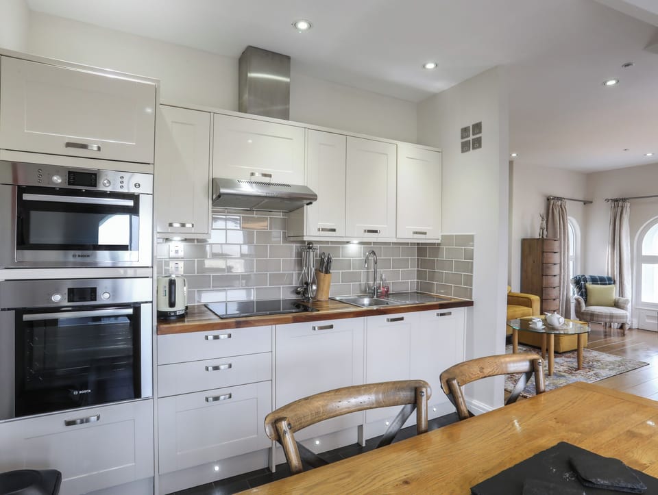 Fridge, cookware/dishes/utensils