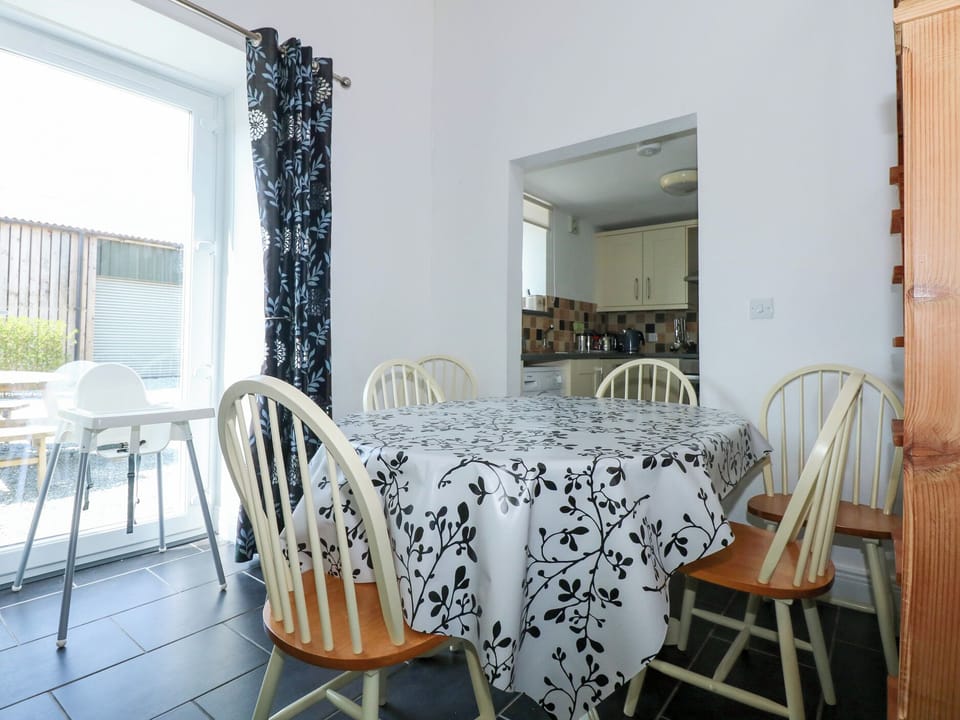 Cottage | Dining