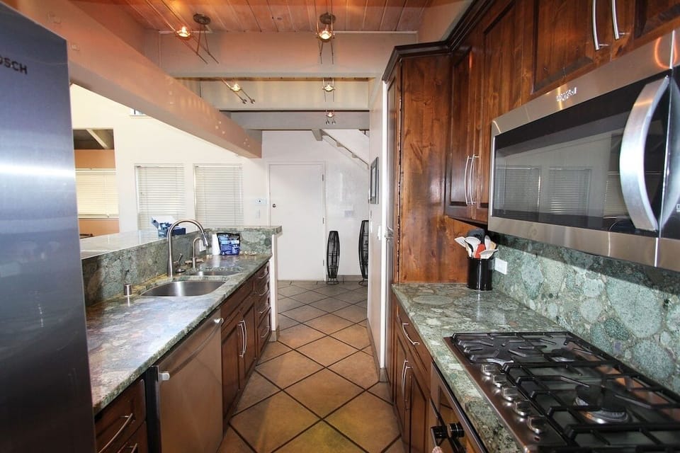 Condo, 4 Bedrooms | Private kitchen | Fridge, oven, coffee/tea maker, toaster