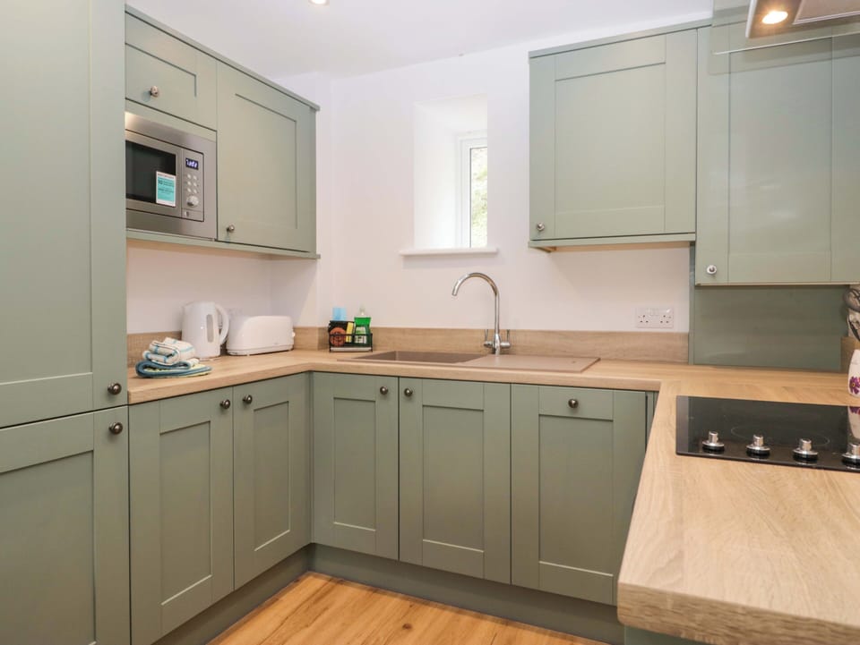 Cottage | Private kitchen | Fridge, dishwasher, electric kettle, toaster