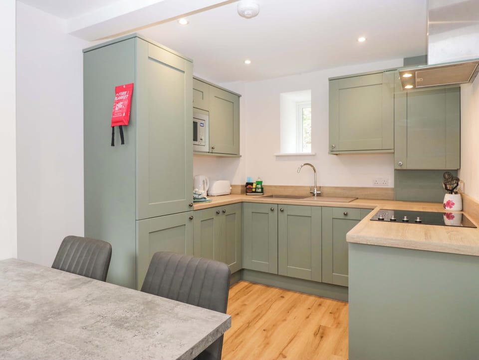 Cottage | Private kitchen | Fridge, dishwasher, electric kettle, toaster