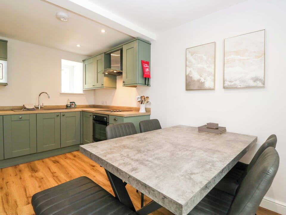 Cottage | Dining