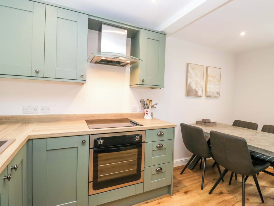 Cottage | Private kitchen | Fridge, dishwasher, electric kettle, toaster