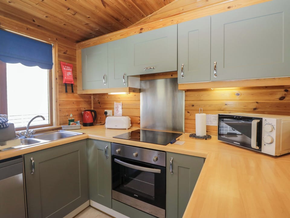 Cottage | Private kitchen | Fridge, dishwasher, electric kettle, cookware/dishes/utensils