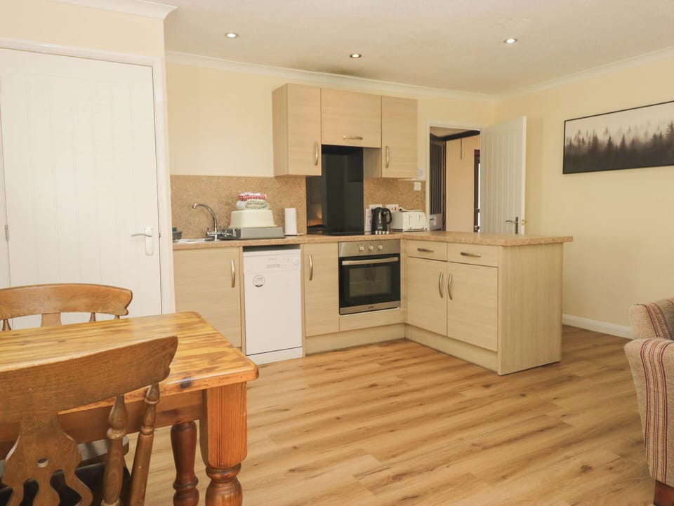 Cottage | Private kitchen | Fridge, dishwasher, electric kettle, toaster