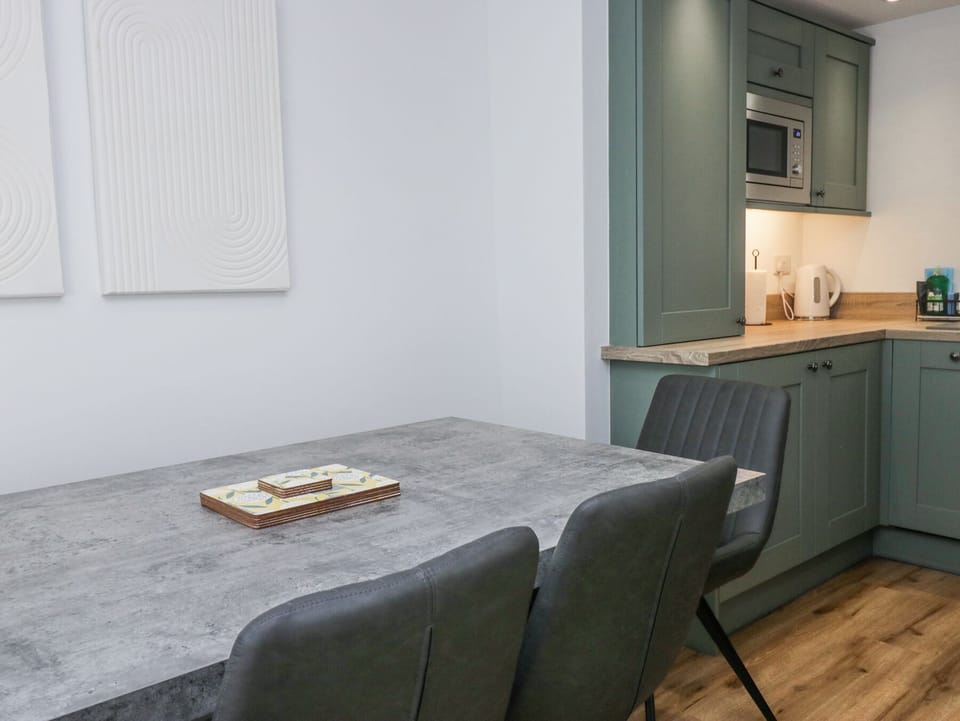 Cottage | Dining