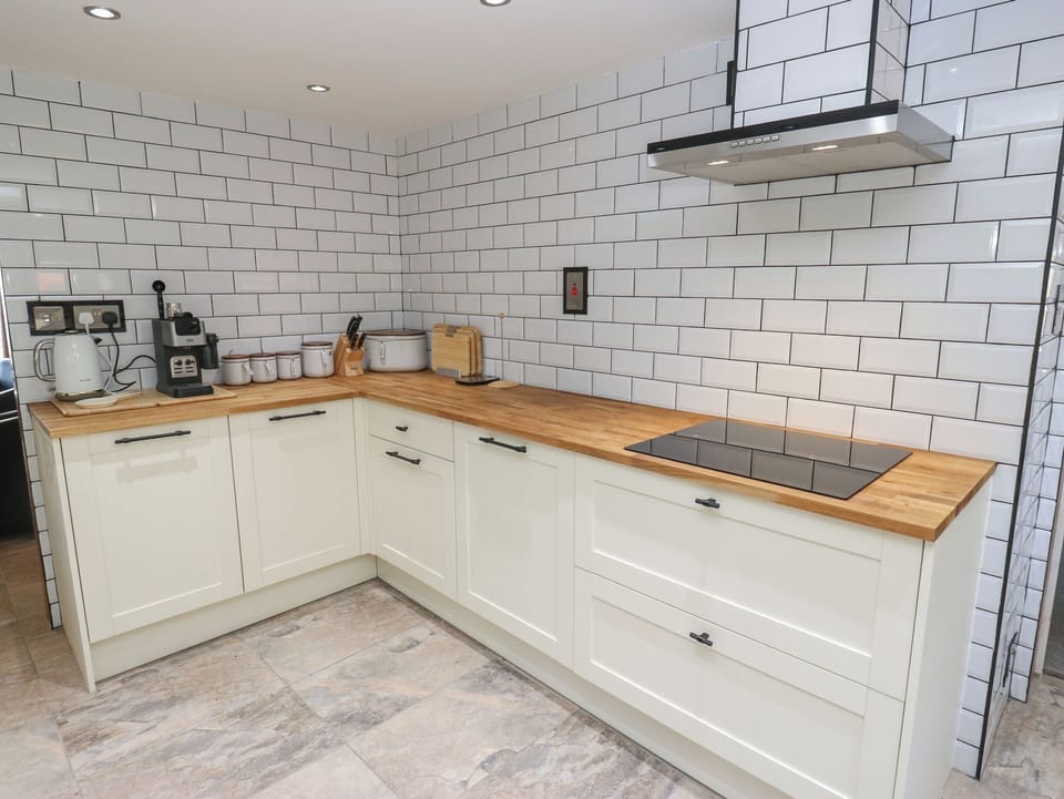 Fridge, microwave, dishwasher, cookware/dishes/utensils