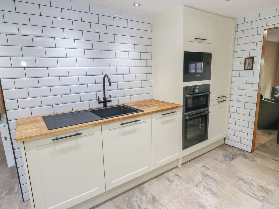 Fridge, microwave, dishwasher, cookware/dishes/utensils