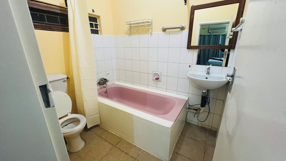 Deluxe Double Room Single Use, Garden View | Bathroom | Towels, soap, toilet paper